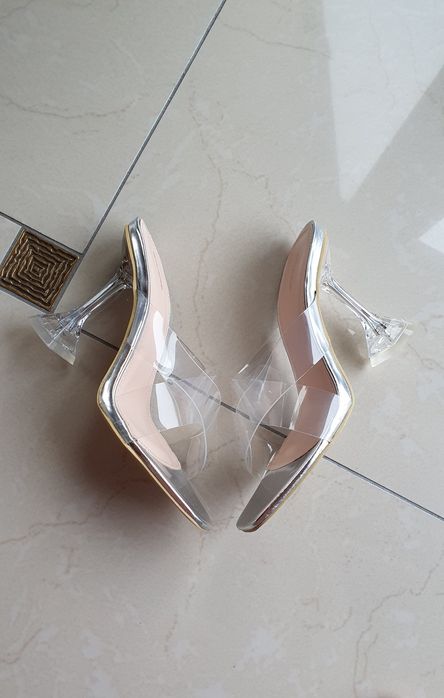 Angielskie klapki Pretty Little Thing transparentne obcas kieliszek 38