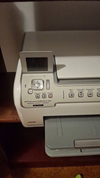 Há impressoras, scaner, Photoshop etc