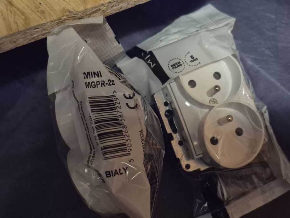 Osprzęt elektryczny KARLIK MINI gniazdka ramki uszczelniacze