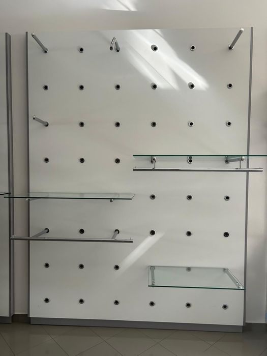 Móveis de Loja de Roupa – Painéis com Prateleiras de Vidro (Viseu)