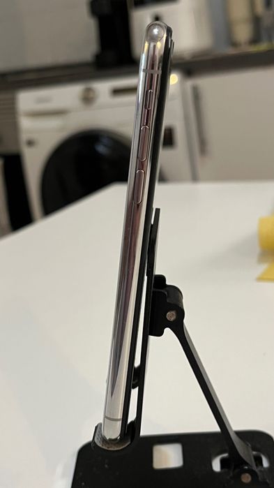iPhone X 64GB impecável! Bateria 92% + 6 capas (5 Apple). Face ID off. P/ vender rápido: 90€! Sem carregador. Perfeito estado. Garanta já!
