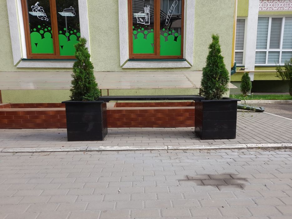 Кашпо, ящик під туї з лавками.