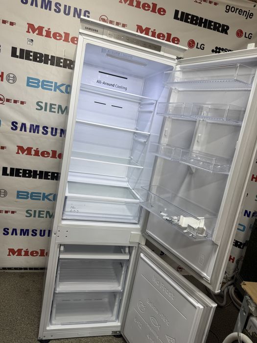 Вбудований холодильник Samsung (забудова в меблі)