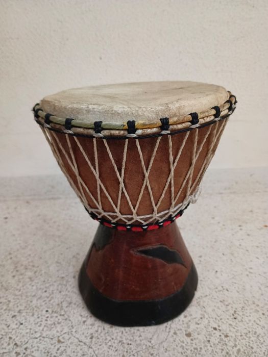 Tambor africano / djambê em madeira e pele de cabra feito artesanalmen