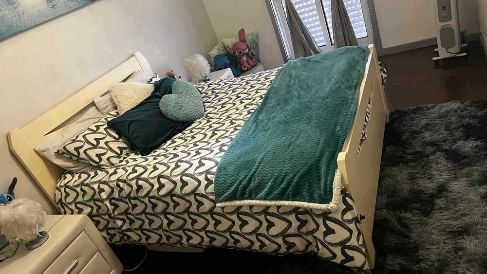 Cama Lacada em Branco Creme, Estrado e Colchão