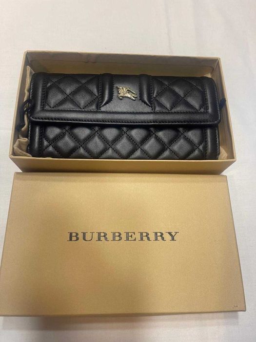 Carteira Burberry | Pele Preta – Semi Nova | C/ Caixa e Dust Bag | Dia da Mãe