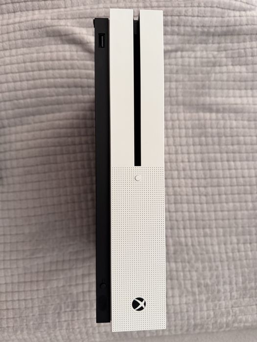 Xbox One S + Jogos + Comando