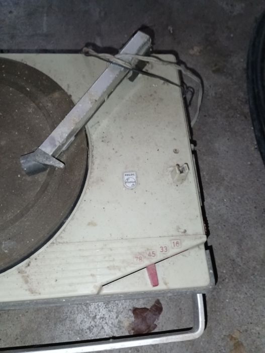 Duas aparelhagems antigas  portátil de discos de vinil e outra de fita