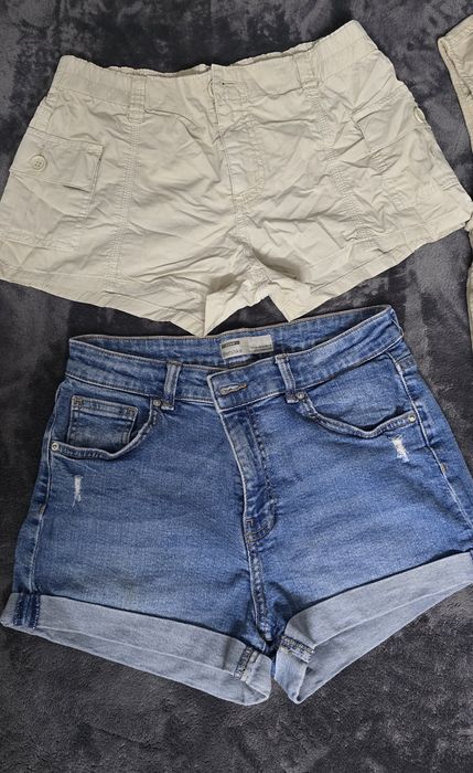 Roupas semi novas.