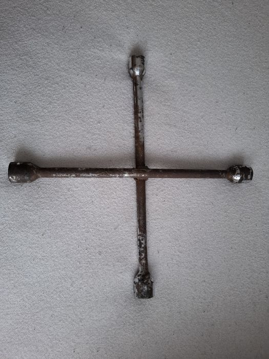 Klucz Krzyżak do kół roz. 17,19,21,22 mm.