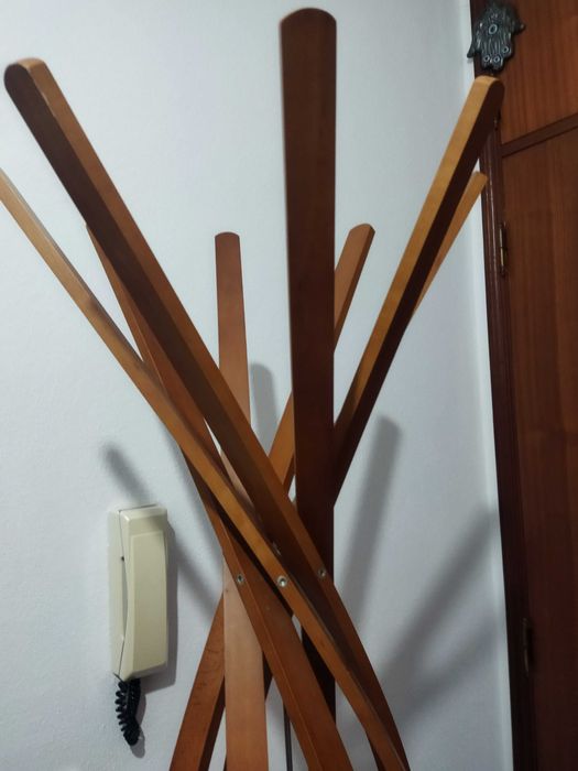 Cabide de pé em madeira