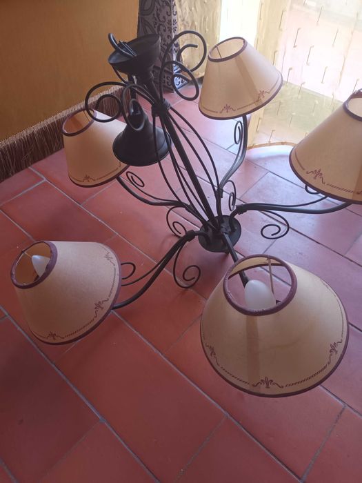 2 candeeiros em ferro em bom estado e a funcionar