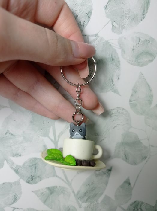 Brelok kotek w filiżance