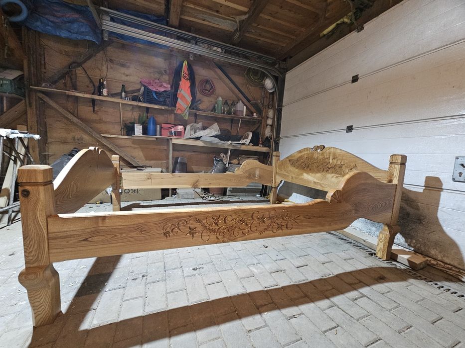 Łóżko z litego drewna jesionowego