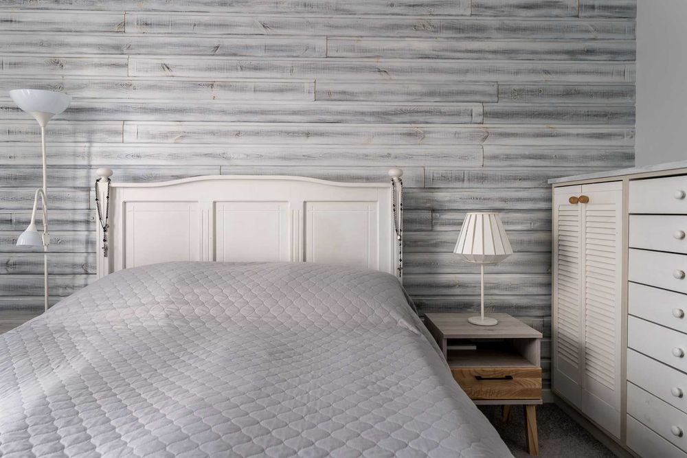 Łóżko drewniane, stylizowane, białe.