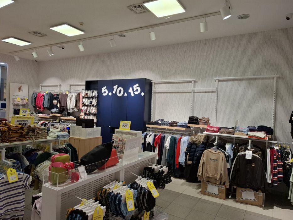 Wyposazenie/meble sklepu odziezowego 5.10.15