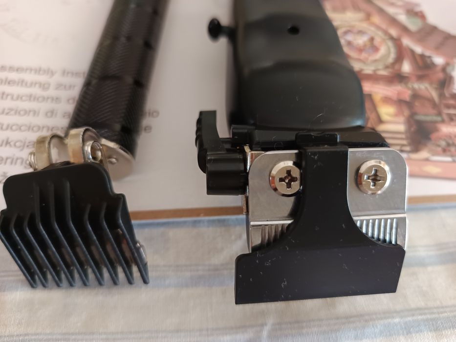 Vendo novas máquinas uma máquina preta dourada e outra preta barbeiros  profissionais bom estado