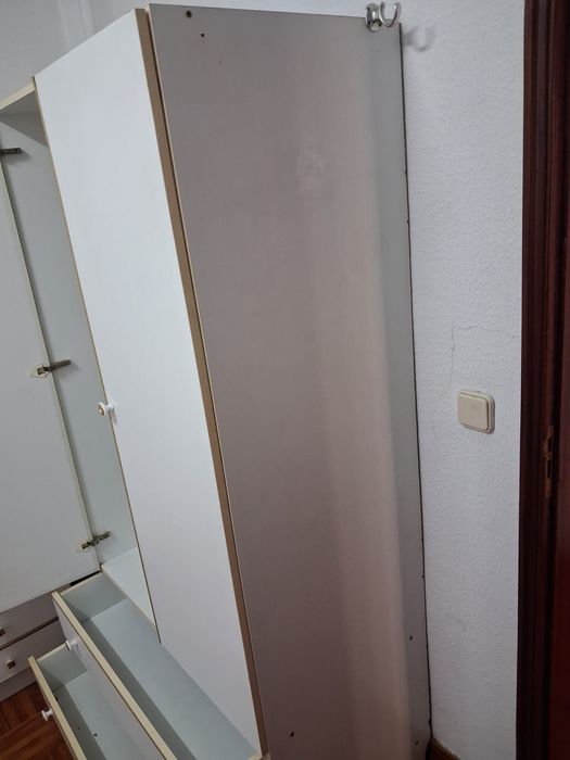 Roupeiro branco de 2 portas