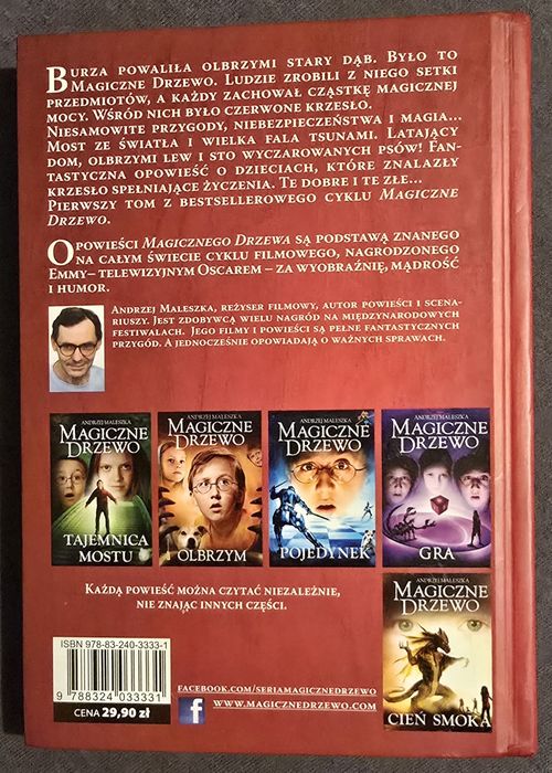 Magiczne drzewo. Czerwone krzesło