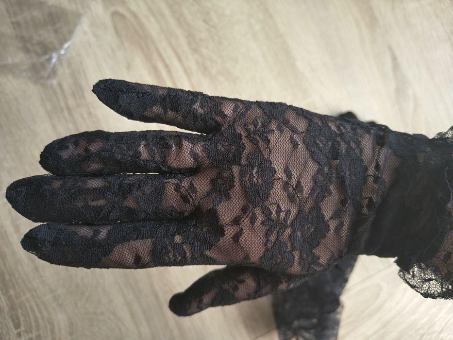 Koronkowe rękawiczki z falbanką