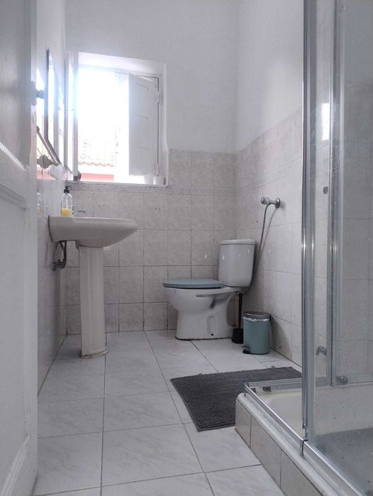 Quartos privativos com casa de banho privativa ou partilhada