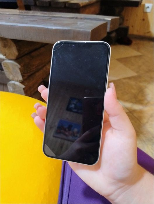iPhone 13 у білому кольорі