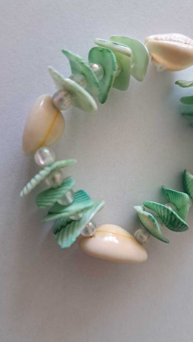 Efektowna bransoletka z muszelkami, w kolorze pistacjowym na gumce
