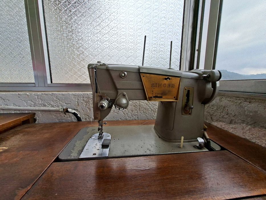 Máquina de costura Singer a funcionar