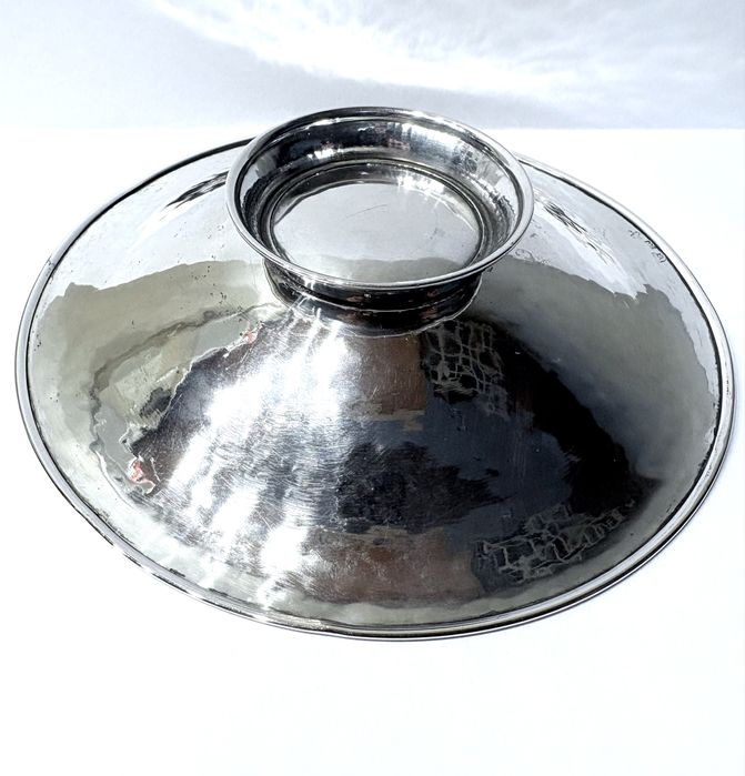 Magnífica antiga taça com pé em prata martelada alemã contrastada