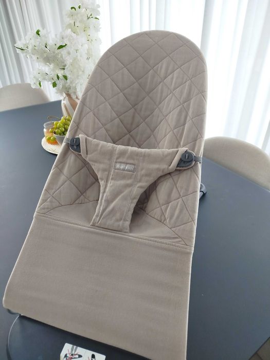 Leżaczek bujaczek BabyBjorn + pokrowiec gratis