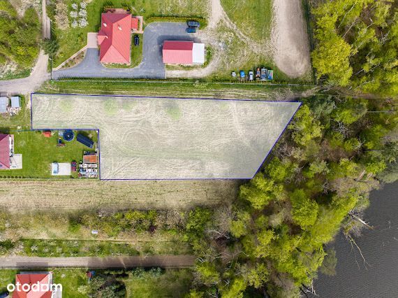 Działka budowlana z linią brzegową jeziora