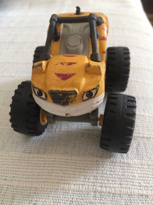 Carrinho monster truck