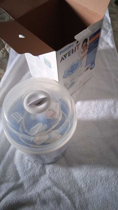 Esterilizador de biberões (Phillips) e Balança de bebés (Lanaform)