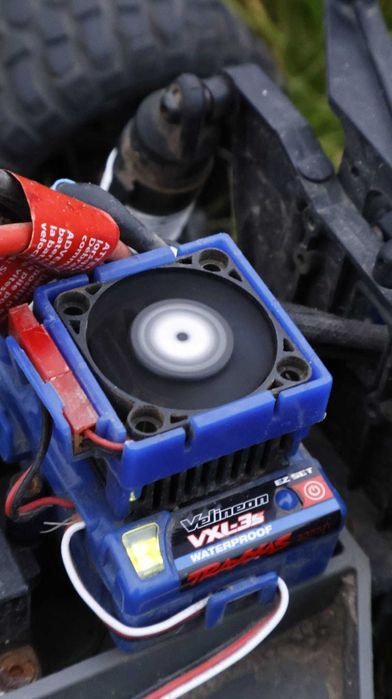 Samochód zdalnie sterowany Traxxas Slash VXL + akumulator + ładowarka