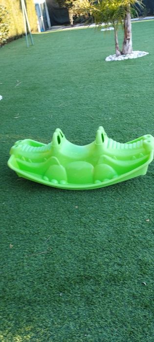 Baloiço verde para crianças.