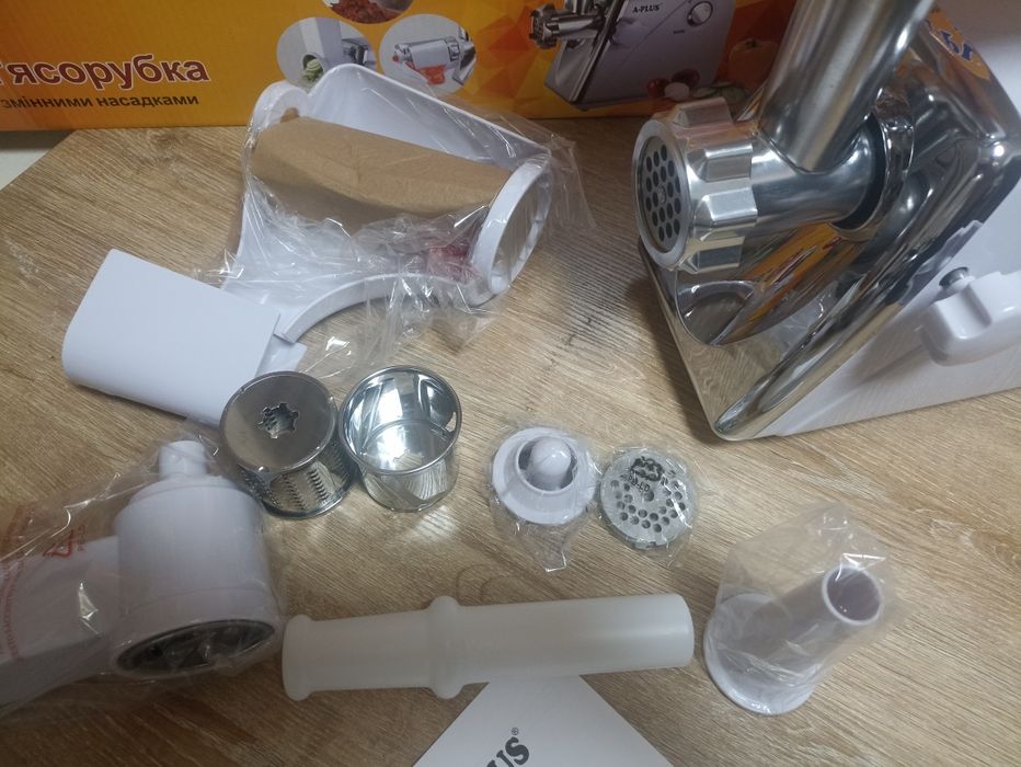 Гарантія . Хіт продаж 2.500W потужні, нові М'ясорубка +Овочерізка +Сок