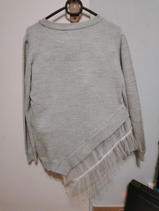 Sweter z ozdobnym tiulem