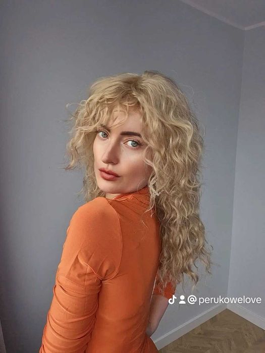 Peruka blond kręcone włosy z grzywką włosy jak naturalne Serena