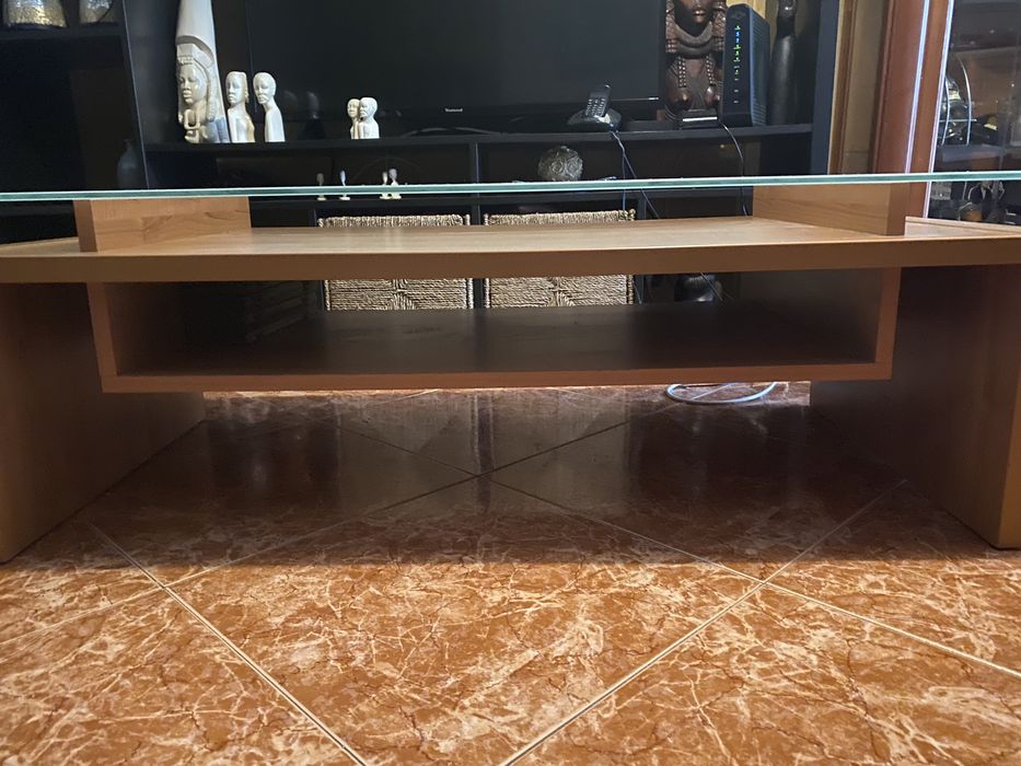 Mesa de madeira com base de vidro