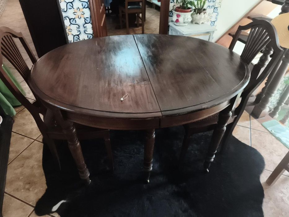 Mesa de madeira maciça extensível