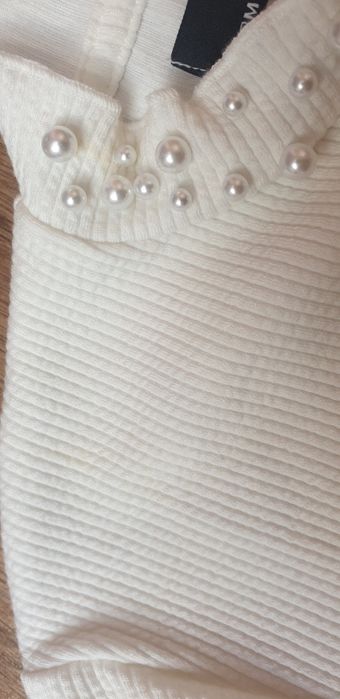 Biała obcisła elastyczna bluzka z kołnierzem w perły
