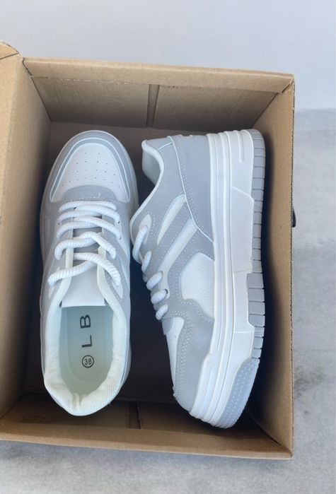 Жіночі весняні кросівки