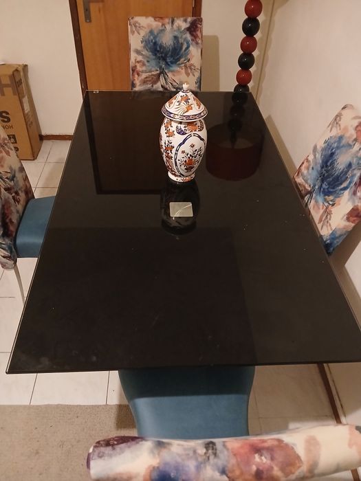 Mesa de jantar com 4 quatro cadeiras
