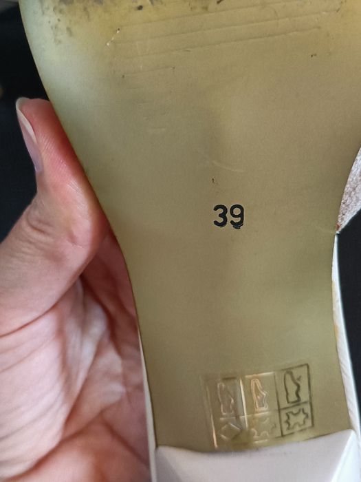 Sapato camurça com motivos florais