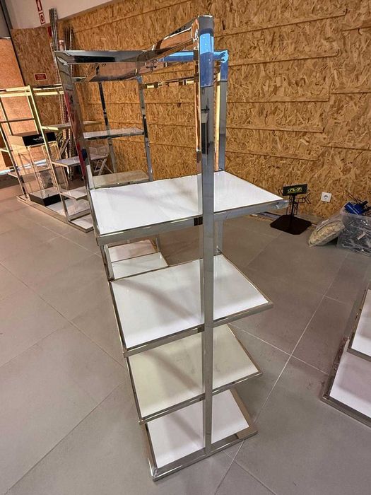 Expositores Roupa Loja