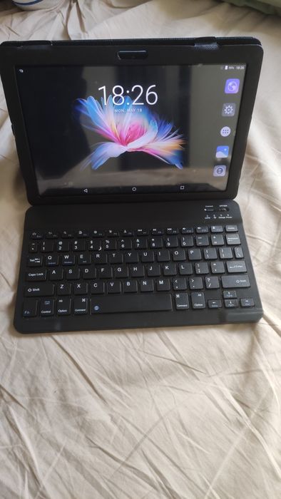 Tablet Android com teclado protetor e keyboard / Android tablet with a protective keyboard case.