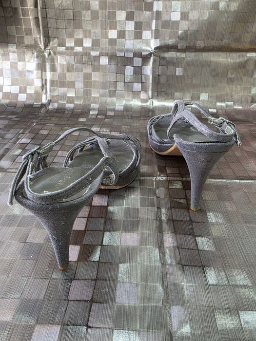 Sandálias de salto da marca Cavendish, prata envelhecida, modelo Nápoles