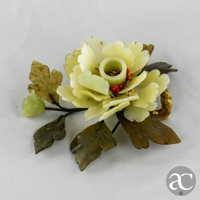 Castiçal de mesa forma de arranjo floral, China, feito em pedra e jade
