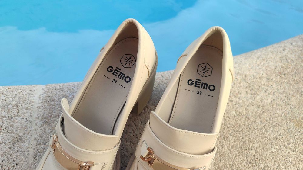 Sapatos de senhora; beges com detalhe dourado (39)