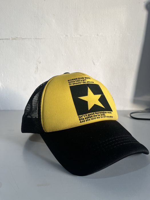 Boné Trucker preto e amarelo com estrela amarela